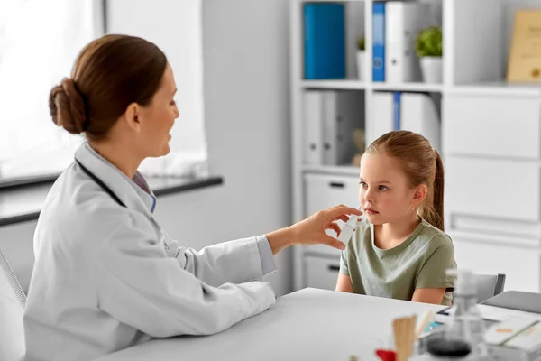 Medicine Healthcare Pediatry Concept Female Doctor Pediatrician Little Girl Patient — Fotografia de Stock