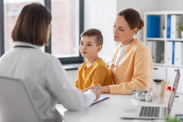 Medicine Healthcare Pediatry Concept Mother Little Son Doctor Talking Clinic — Foto de Stock