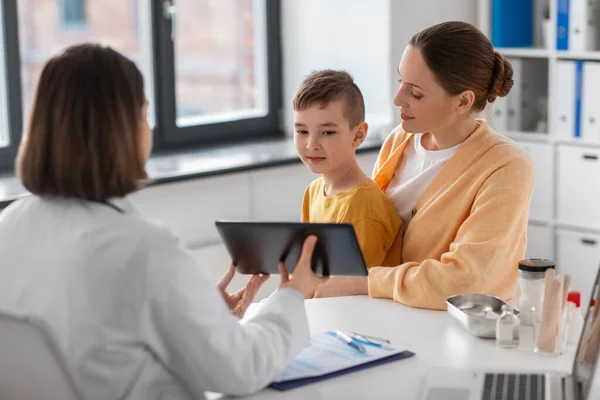 Medicine Healthcare Pediatry Concept Smiling Mother Little Son Doctor Tablet — Fotografia de Stock