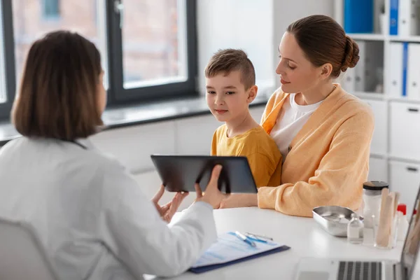 Medicina Saúde Pediatria Conceito Mãe Sorridente Com Filho Pequeno Médico — Fotografia de Stock