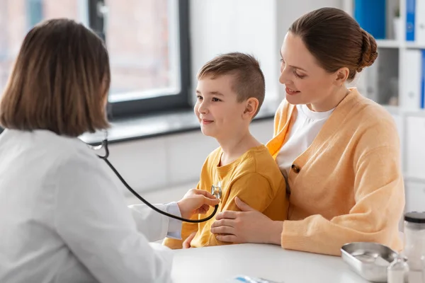 Medicine Healthcare Pediatry Concept Happy Smiling Mother Little Son Doctor — Foto de Stock