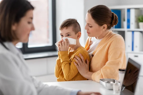 Medicine Healthcare Pediatry Concept Mother Little Son Blowing His Nose — Fotografia de Stock