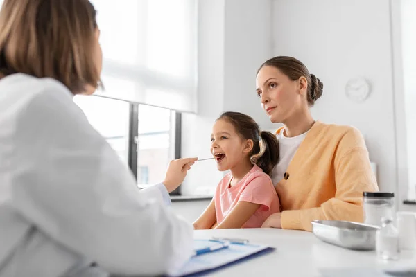 Medicine Healthcare Pediatry Concept Mother Little Daughter Doctor Tongue Depressor — Stockfoto