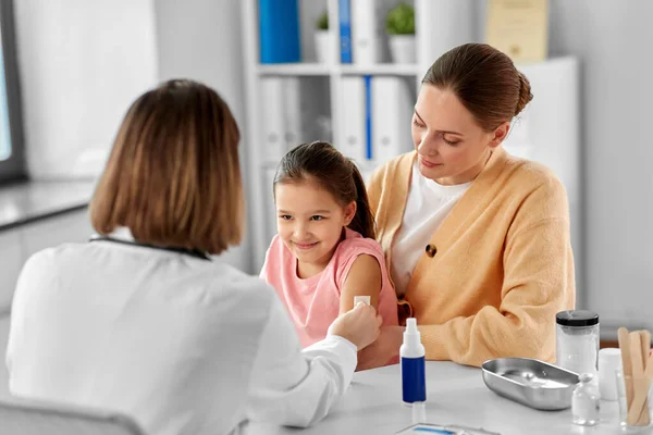 Medicin Sjukvård Och Pediatri Koncept Kvinnlig Läkare Eller Barnläkare Desinficera — Stockfoto