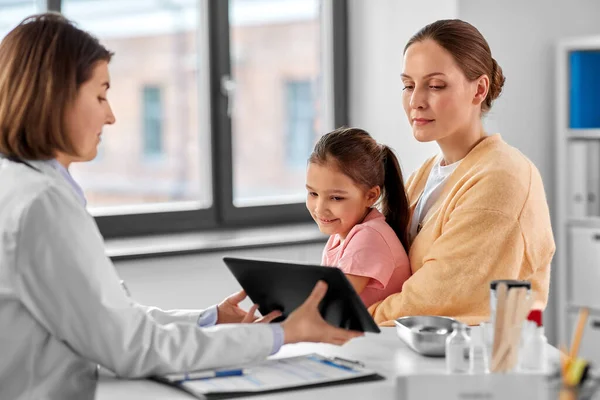 Medicine Healthcare Pediatry Concept Mother Little Daughter Doctor Showing Tablet — 스톡 사진