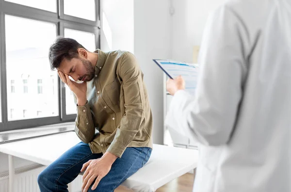 Medizin Gesundheitswesen Und Menschen Konzept Ärztin Mit Klemmbrett Und Trauriger — Stockfoto