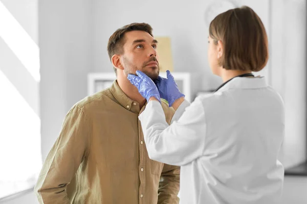 Medicin Sjukvård Och Människor Koncept Kvinnlig Läkare Kontrollera Lymfkörtlar Man — Stockfoto