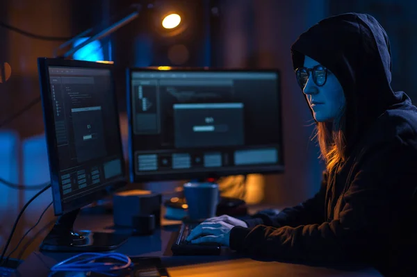 Cybercrime Hacking Technology Concept Female Hacker Dark Room Writing Code — 图库照片