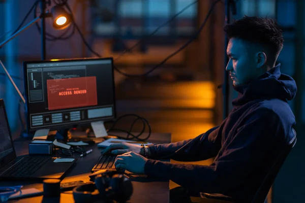 Cibercrimen Piratería Concepto Tecnología Hacker Masculino Código Escritura Habitación Oscura — Foto de Stock