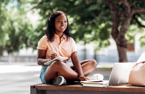 Технологии Образование Концепция Людей Счастливая Улыбающаяся Африканская Студентка Ноутбуком Ноутбуком — стоковое фото