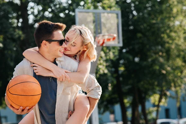 Férias Verão Amor Conceito Pessoas Casal Jovem Feliz Com Bola — Fotografia de Stock