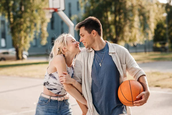 Летние Каникулы Любовь Люди Концепция Счастливая Молодая Пара Мячом Баскетбольной — стоковое фото