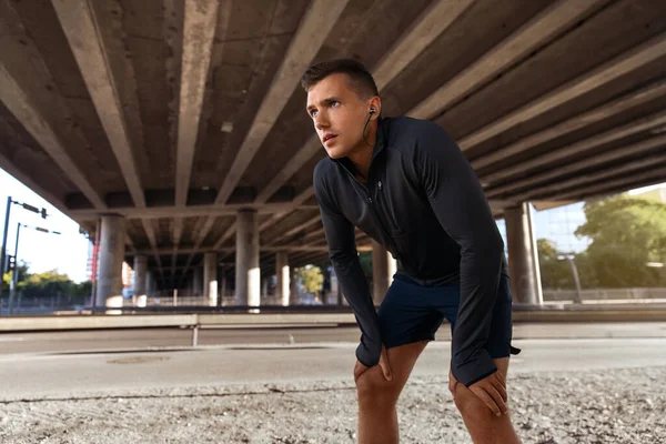 Fitness Sport Och Träning Koncept Trött Ung Man Hörlurar Gör — Stockfoto