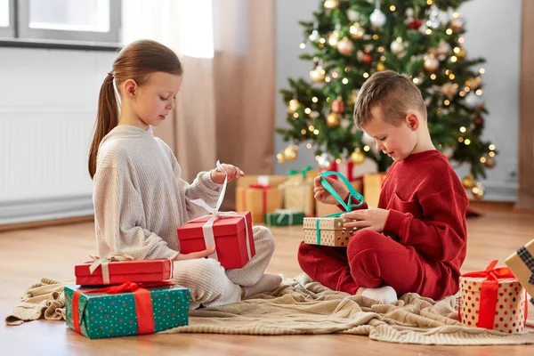 Christmas Winter Holidays Childhood Concept Happy Girl Boy Pajamas Opening — Foto Stock
