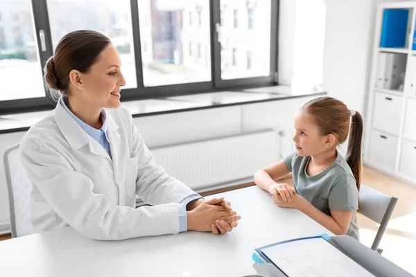 Medicine Healthcare Pediatry Concept Happy Smiling Female Doctor Pediatrician Talking — Stock fotografie