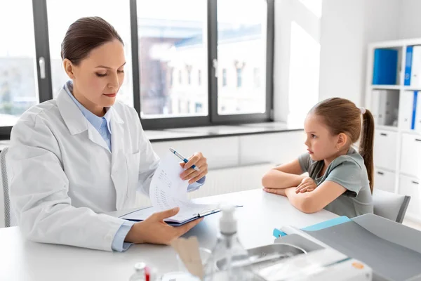 Medicine Healthcare Pediatry People Concept Female Doctor Pediatrician Clipboard Talking — Stockfoto