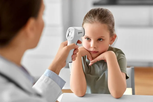 Medizin Gesundheitswesen Und Kinderheilkunde Ärztin Oder Kinderärztin Misst Temperatur Kleiner — Stockfoto