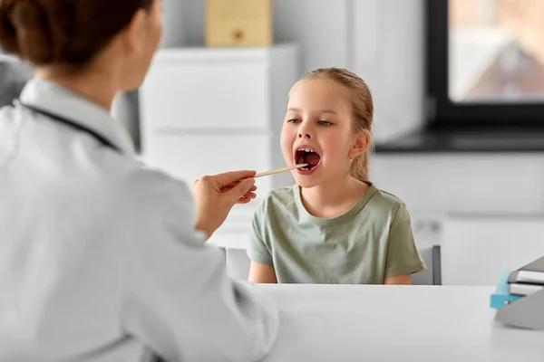 Medizin Gesundheitswesen Und Kinderheilkunde Konzept Ärztin Oder Kinderärztin Mit Zungendepressivum — Stockfoto