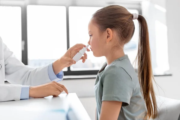 Medicine Healthcare Pediatry Concept Female Doctor Pediatrician Little Girl Patient — Fotografia de Stock