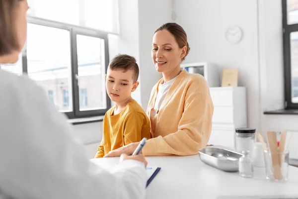 Medicine Healthcare Pediatry Concept Smiling Mother Little Son Doctor Talking — Stock Fotó