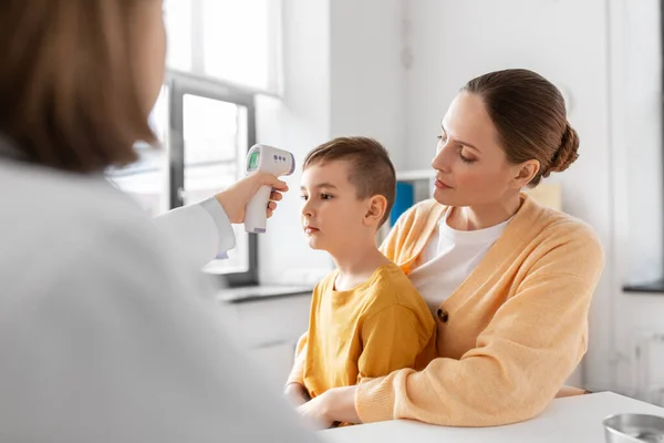 Medicin Sjukvård Och Pediatri Koncept Mor Med Sjuk Liten Son — Stockfoto