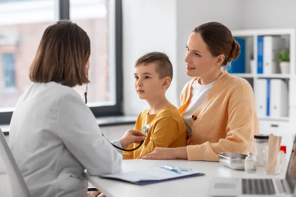Tıp Sağlık Pediatri Konsepti Küçük Oğlu Olan Anne Klinikte Stetoskobu — Stok fotoğraf