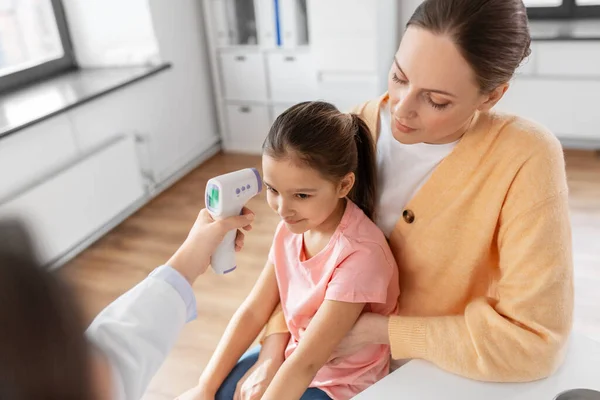 Concept Médecine Santé Pédiatrie Mère Avec Petite Fille Malade Médecin — Photo