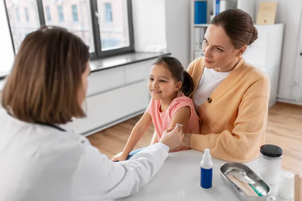 Medicina Cuidado Salud Pediatría Concepto Médico Femenino Pediatra Desinfectar Piel —  Fotos de Stock