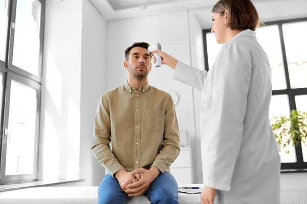 Medizin Gesundheitswesen Und Menschen Konzept Ärztin Mit Infrarot Stirnthermometer Zur — Stockfoto