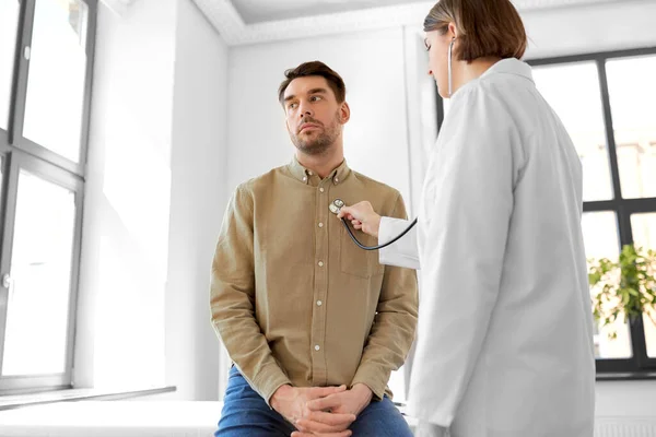 Medizin Gesundheitswesen Und Personenkonzept Ärztin Mit Stethoskop Und Mann Patientin — Stockfoto