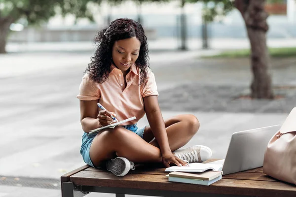 Teknik Utbildning Och Människor Koncept Glad Leende Afrikansk Amerikansk Student — Stockfoto