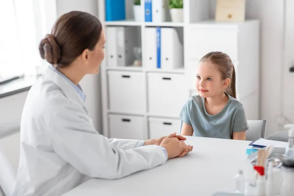 Medicine Healthcare Pediatry Concept Female Doctor Pediatrician Talking Little Girl — Stock Photo, Image