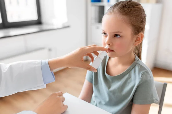 Medicine Healthcare Pediatry Concept Female Doctor Pediatrician Little Girl Patient — Fotografia de Stock