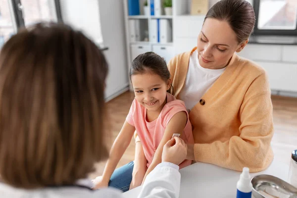 Medycyna Opieka Zdrowotna Pediatria Lekarz Lub Pediatra Dezynfekujący Skórę Ramienia — Zdjęcie stockowe