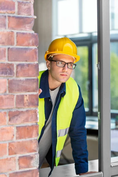 Impresa Edile Concetto Costruzione Costruttore Maschile Casco Sicurezza Ovest Guardando — Foto Stock