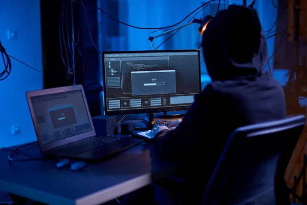 Cybercrime Hacking Und Technologiekonzept Männliche Hacker Darkroom Schreiben Code Oder — Stockfoto