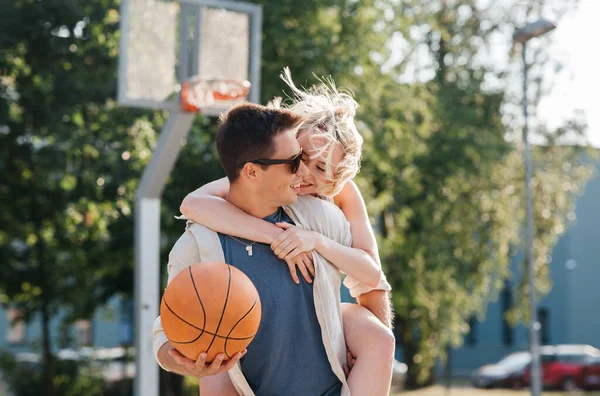 Vacaciones Verano Amor Concepto Gente Feliz Pareja Joven Con Pelota —  Fotos de Stock