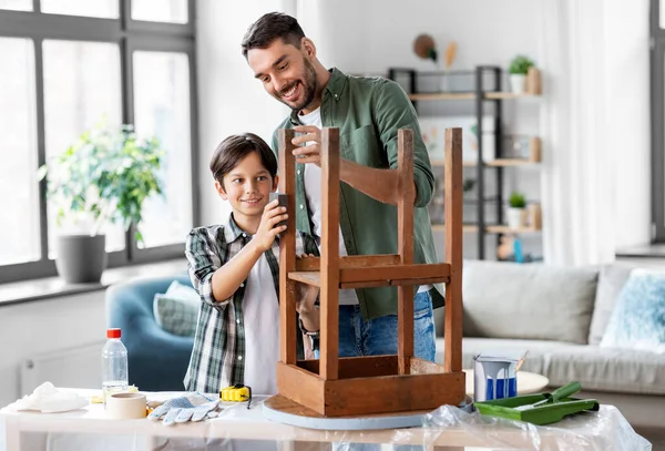 Renovação Móveis Diy Conceito Melhoria Casa Feliz Sorrindo Pai Filho — Fotografia de Stock