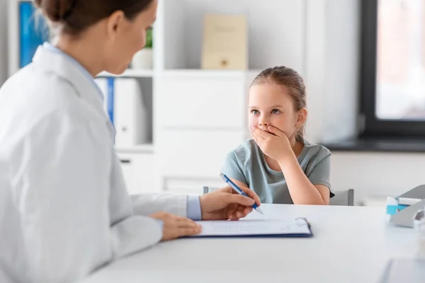 Medicine Healthcare Pediatry Concept Female Doctor Pediatrician Clipboard Coughing Little —  Fotos de Stock