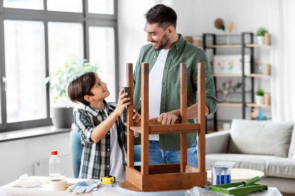 Renovação Móveis Diy Conceito Melhoria Casa Feliz Sorrindo Pai Filho — Fotografia de Stock