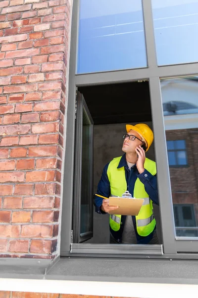 Construction Business Building Concept Smiling Male Builder Helmet Safety West — ストック写真