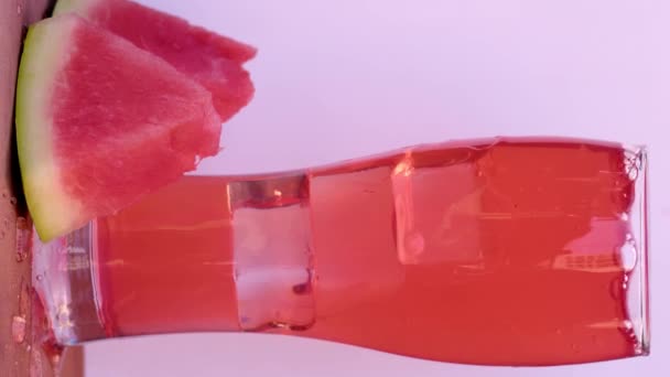 Filmaufnahmen von Wassermelonen-Limonade mit Eis im Glas 
