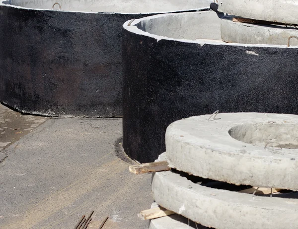 Anneaux en béton pour puits d'eau ou de puisage — Photo