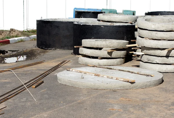 Kręgi betonowe do wody lub remis studnie — Zdjęcie stockowe