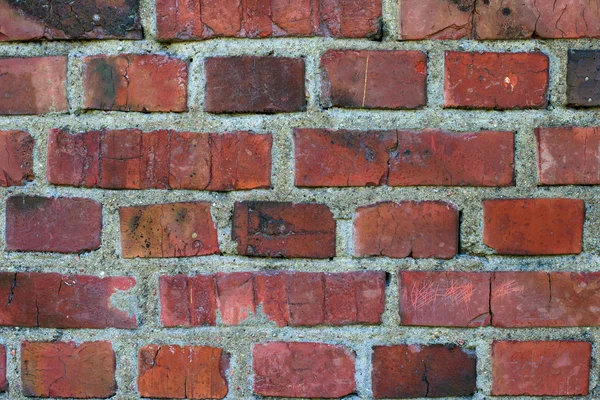 Oude verweerde gebeitst rode bakstenen muur — Stockfoto