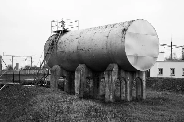 Vieux réservoir et échelle rouillée — Photo