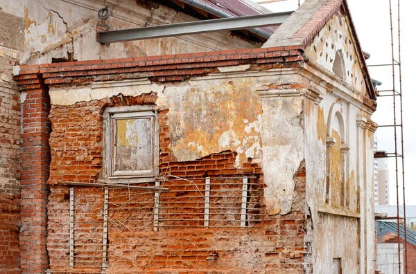 Antiguo muro de artillería con ventana inmutada — Foto de Stock