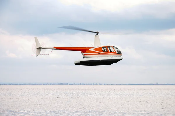 Elicottero commerciale che vola nel cielo — Foto Stock