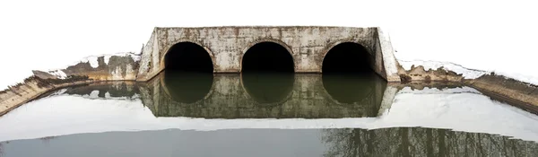 Antigua presa en el pequeño río en el invierno —  Fotos de Stock