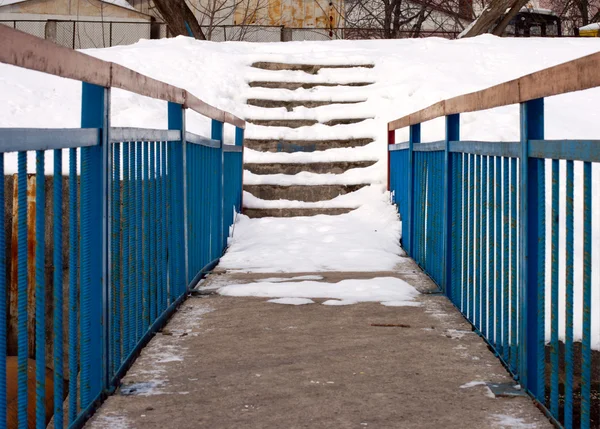 Estreito ponte tecnológica para as escadas — Fotografia de Stock